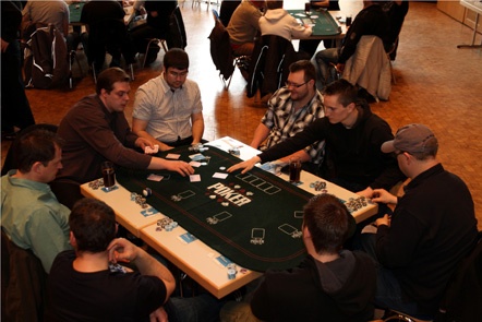 Josef Frey r�umte den Poker Table ab