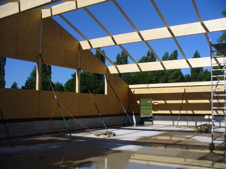 Hallenanbau bekommt Dach aufgesetzt